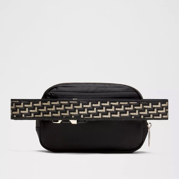 NWT Lululemon Everywhere Belt Bag 1L L Monogram Metallic Black/Gold $48 Rare - Picture 2 of 8